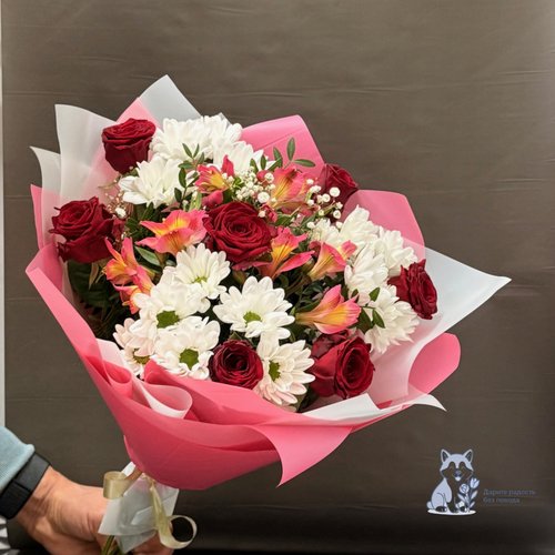 Букет из роз и хризантем