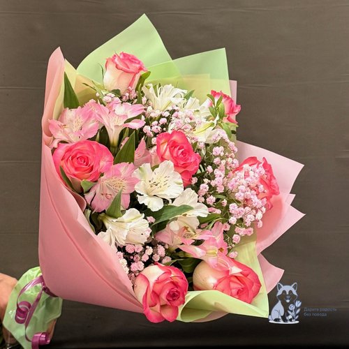 Букет из роз и альстромерии