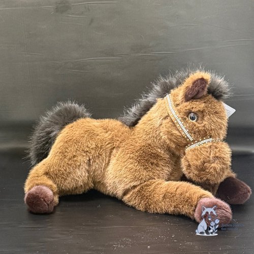 Конь в уздечке со стразами