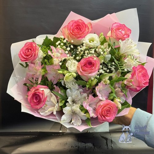 Букет из роз и альстромерий