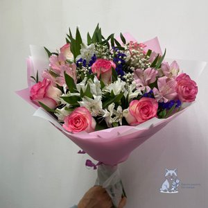 Букет из роз и альстромерий