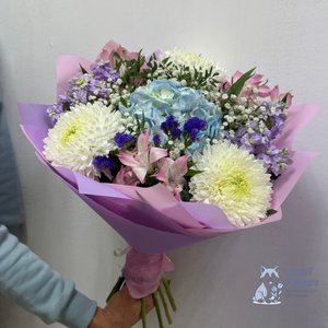 Букет из хризантем и гортензии