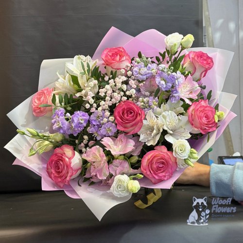 Букет из роз и альстромерии