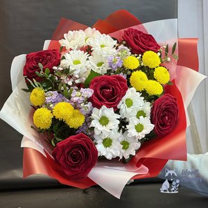 Букет из роз и хризантем