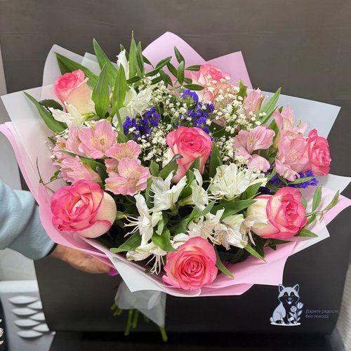 Букет из роз и альстромерий