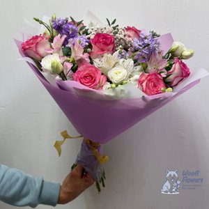 Букет из роз и альстромерии