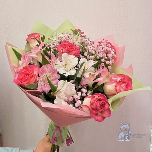 Букет из роз и альстромерии