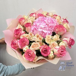 Букет из роз и гортензии