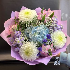 Букет из хризантем и гортензии