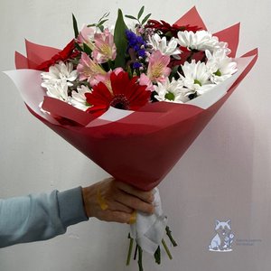 Букет из гербер и хризантем